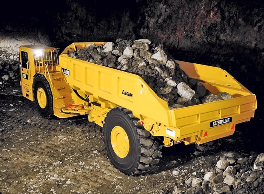 Большой желтый самосвал Volvo A350 стоит на грунтовой дороге.