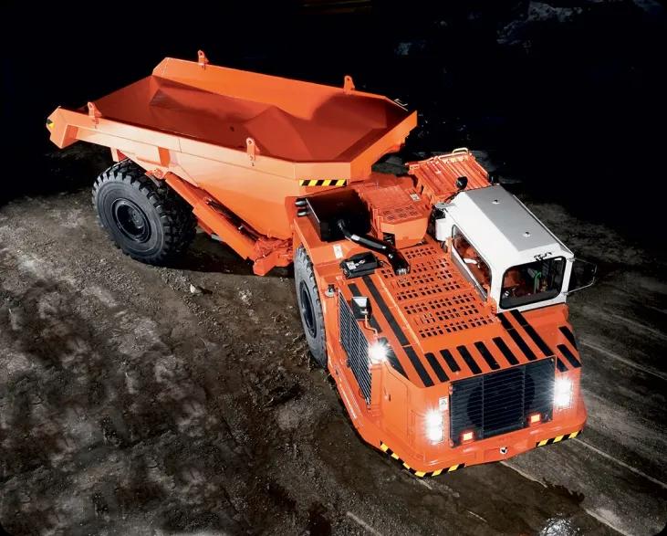 Самосвал Volvo A350 стоит на грунтовой дороге в горах.